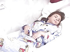 Cute teen inserts a dildo involving will not hear of penny-pinching pussy